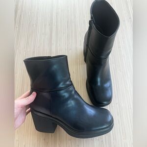 Womens Amazon black leather ankle boots size 8